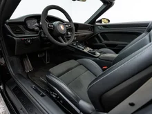 Porsche 911 Carrera 4 GTS Cabriolet in tiefschwarzmetallic