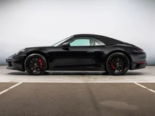 Porsche 911 Carrera 4 GTS Cabriolet in tiefschwarzmetallic