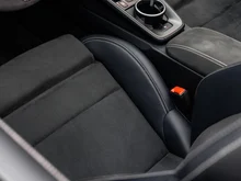 Porsche 911 Carrera 4 GTS Cabriolet in tiefschwarzmetallic