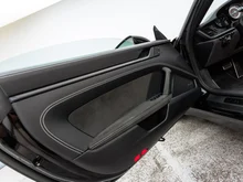 Porsche 911 Carrera 4 GTS Cabriolet in tiefschwarzmetallic