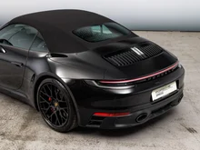 Porsche 911 Carrera 4 GTS Cabriolet in tiefschwarzmetallic