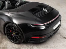 Porsche 911 Carrera 4 GTS Cabriolet in tiefschwarzmetallic