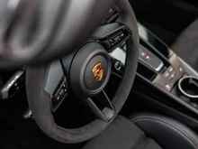 Porsche 911 Carrera 4 GTS Cabriolet in tiefschwarzmetallic
