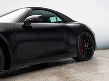Porsche 911 Carrera 4 GTS Cabriolet in tiefschwarzmetallic