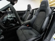 Porsche 911 Carrera 4 GTS Cabriolet in tiefschwarzmetallic
