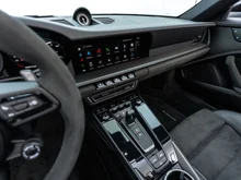 Porsche 911 Carrera 4 GTS Cabriolet in tiefschwarzmetallic