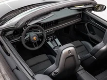 Porsche 911 Carrera 4 GTS Cabriolet in tiefschwarzmetallic