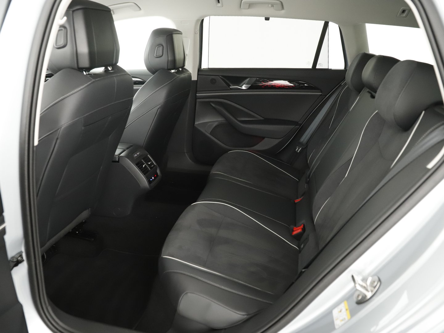 VW Passat Variant Elegance TDI DSG | Bild 26 von 33