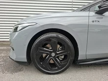 VW ID.7 Tourer GTX 4MOTION 250kW Business in Mondsteingrau Dach Schwarz