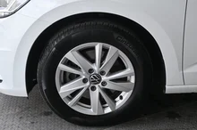 VW Touran Comfortline TDI SCR in Pure White