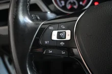 VW Touran Comfortline TDI SCR in Pure White