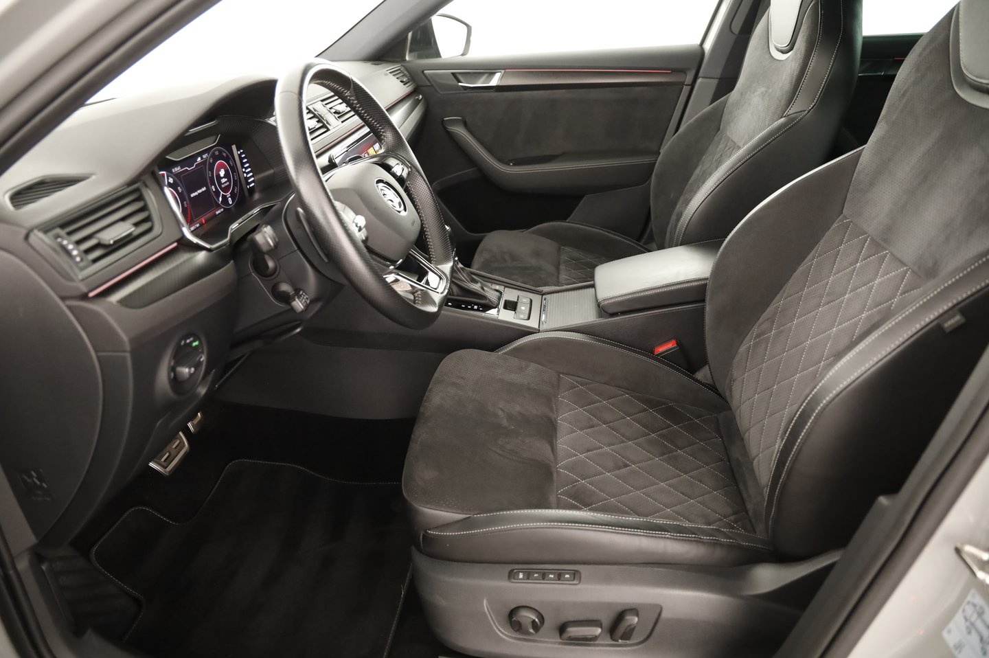 Škoda SUPERB Combi iV SPORTLINE DSG | Bild 9 von 27