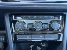 VW Touran Sky TDI SCR DSG 5-Sitzer in Pure White