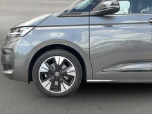 VW Multivan Edition eHybrid 180 kW 4MOTION in Indiumgrau Metallic/Dach Deepblack