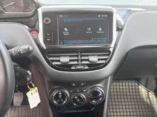 Peugeot 208 Signature 1,2 PureTech 82 in dunkelrot - metallic