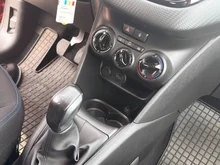 Peugeot 208 Signature 1,2 PureTech 82 in dunkelrot - metallic