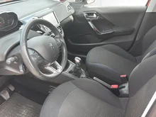 Peugeot 208 Signature 1,2 PureTech 82 in dunkelrot - metallic