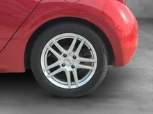 Peugeot 208 Signature 1,2 PureTech 82 in dunkelrot - metallic