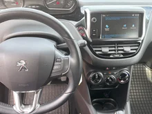 Peugeot 208 Signature 1,2 PureTech 82 in dunkelrot - metallic