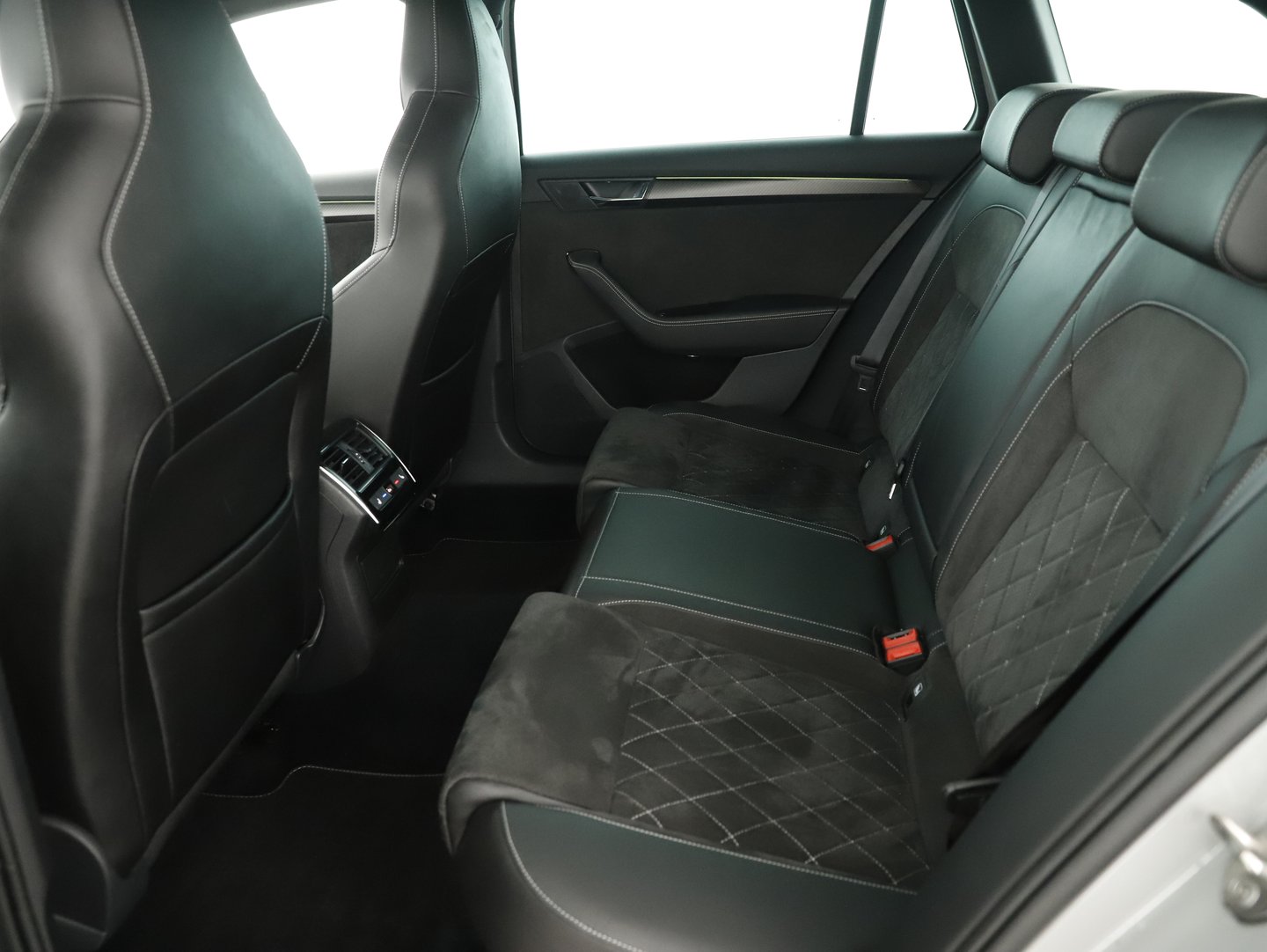 Škoda SUPERB Combi iV SPORTLINE DSG | Bild 25 von 32