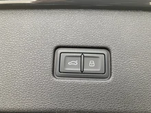 Audi Q8 e-hybrid quattro 360 kW in Metallic nach Wahl