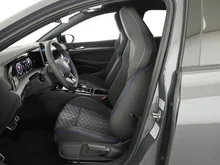 VW Golf Sport mHEV TSI DSG in Delfingrau Metallic Dach Schwarz