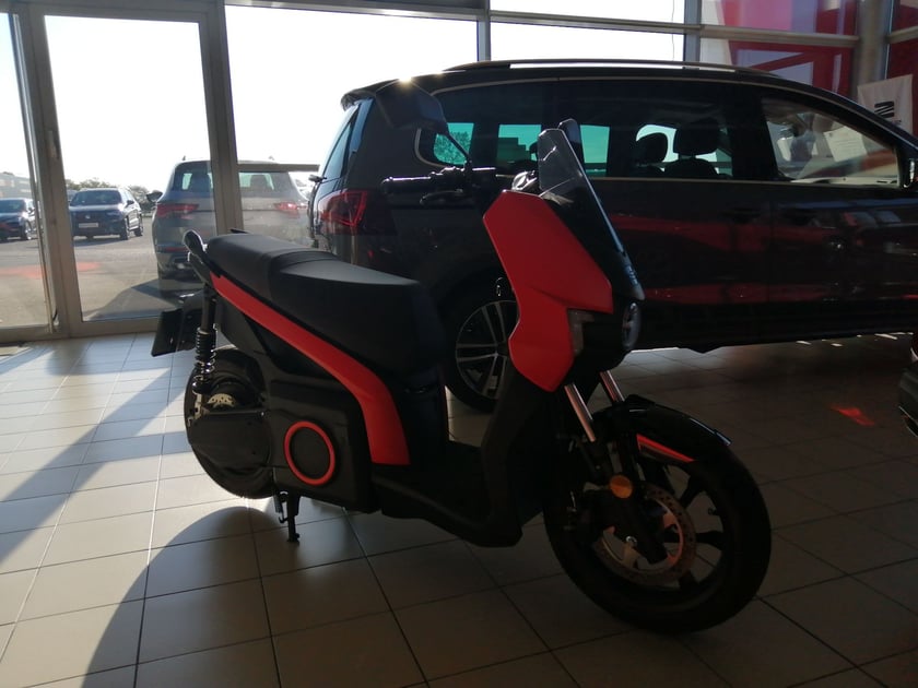 SEAT e-Roller Emotion Red