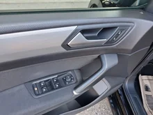 VW Touran Comfortline TDI DSG in Deep Black Perleffekt