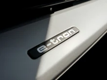 Audi Q4 e-tron 50 e-tron quattro in Gletscherweiss metallic