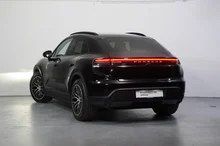 Porsche Macan 4 in schwarz - metallic