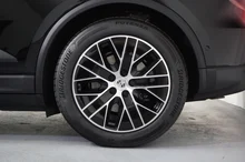 Porsche Macan 4 in schwarz - metallic