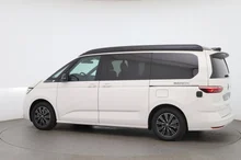 VW California Beach Camper eHyb. 180 kW 4M in Candyweiß / Dach Deepblack Perleffekt
