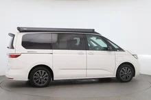VW California Beach Camper eHyb. 180 kW 4M in Candyweiß / Dach Deepblack Perleffekt