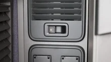 VW California Beach Camper eHyb. 180 kW 4M in Candyweiß / Dach Deepblack Perleffekt