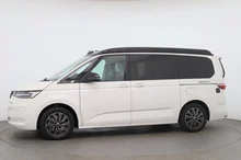 VW California Beach Camper eHyb. 180 kW 4M in Candyweiß / Dach Deepblack Perleffekt