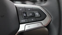 VW California Beach Camper eHyb. 180 kW 4M in Candyweiß / Dach Deepblack Perleffekt