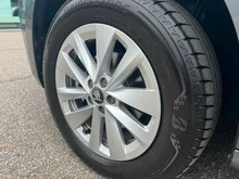 Škoda Kamiq Essence TSI DSG in Graphit-Grau Metallic
