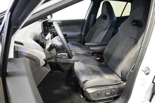 VW ID.4 Pro 4MOTION 210 kW Business in Gletscherweiß Metallic Dach schwarz
