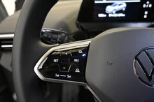 VW ID.4 Pro 4MOTION 210 kW Business in Gletscherweiß Metallic Dach schwarz