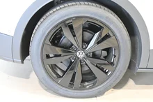 VW ID.4 Pro 4MOTION 210 kW Business in Gletscherweiß Metallic Dach schwarz