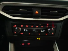 SEAT Arona Xperience 1.0 TSI in Asphalt-Blau Metall.