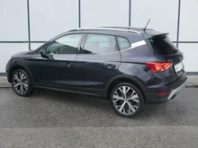 SEAT Arona Xperience 1.0 TSI in Asphalt-Blau Metall.