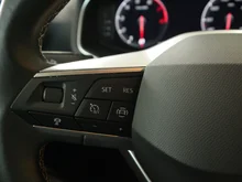 SEAT Arona Xperience 1.0 TSI in Asphalt-Blau Metall.