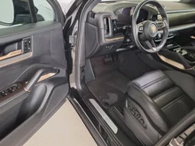Porsche Cayenne E-Hybrid in chromitschwarzmetallic