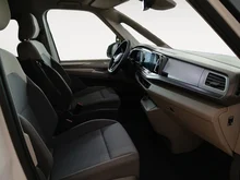 VW California Beach eHybrid 180 kW 4M in Candyweiß / Dach Deepblack Perleffekt