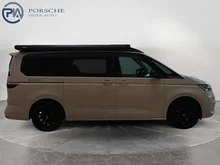 VW California Beach eHybrid 180 kW 4M in Candyweiß / Dach Deepblack Perleffekt