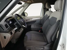 VW California Beach eHybrid 180 kW 4M in Candyweiß / Dach Deepblack Perleffekt