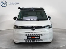 VW California Beach eHybrid 180 kW 4M in Candyweiß / Dach Deepblack Perleffekt