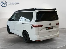 VW California Beach eHybrid 180 kW 4M in Candyweiß / Dach Deepblack Perleffekt