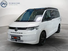 VW California Beach eHybrid 180 kW 4M in Candyweiß / Dach Deepblack Perleffekt
